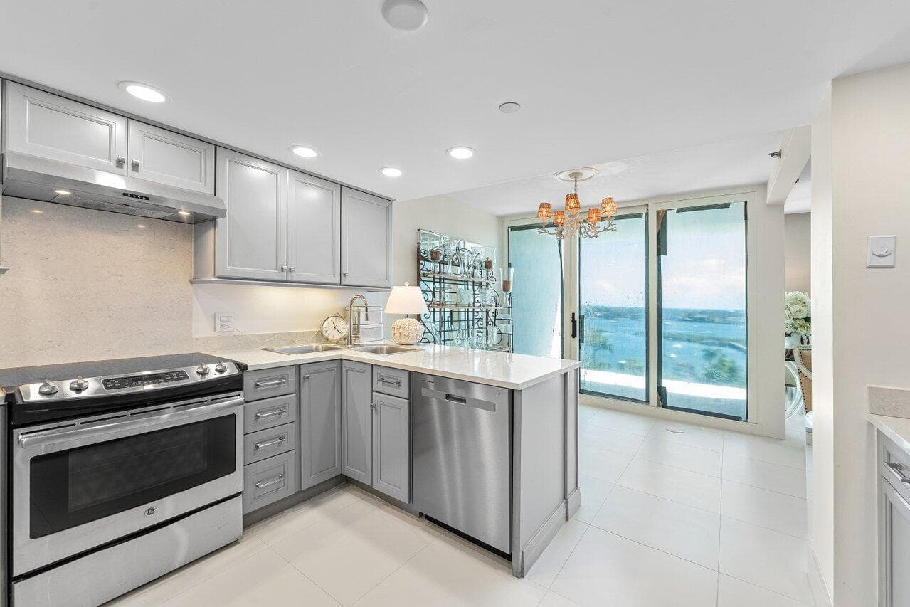 Eat-In Kitchen