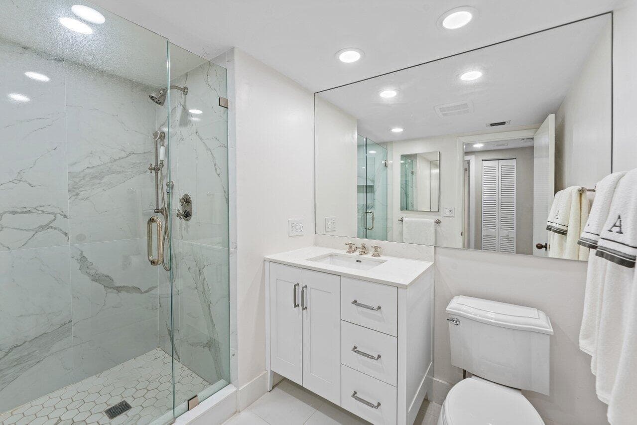 Full Hall Bath