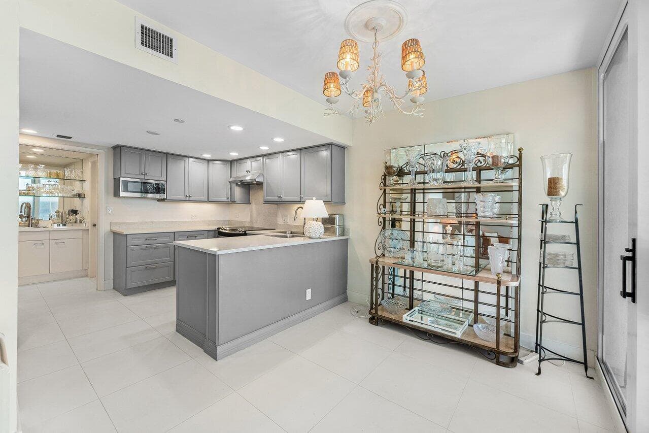 Eat-In Kitchen