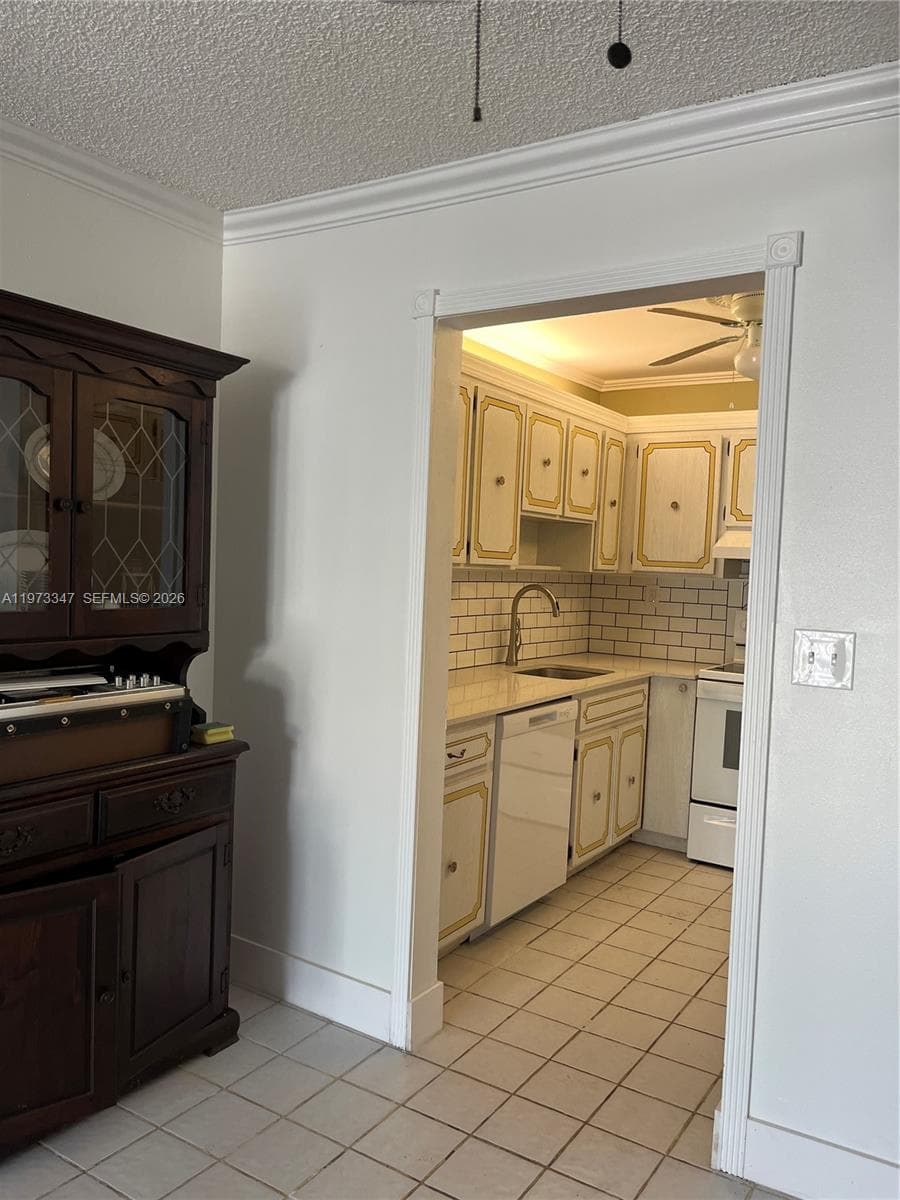 Florence Condo · #202 in North Miami Beach - Photo 13