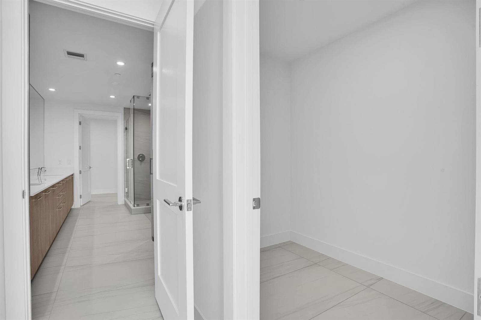 Owner’s Suite Bath and Walk-In Closet