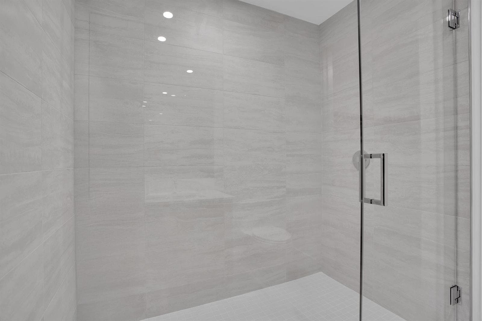 Guest Suite Bath (2)