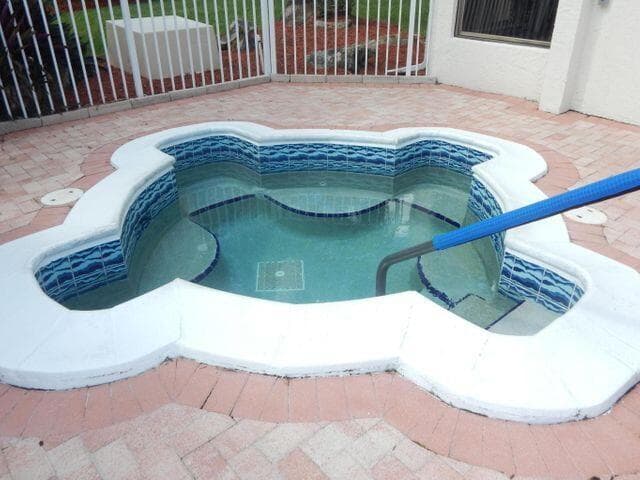 HOT TUB W/ GREAT JETS!