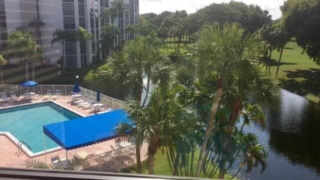 CLUB ROYALE POOL AND LAKE