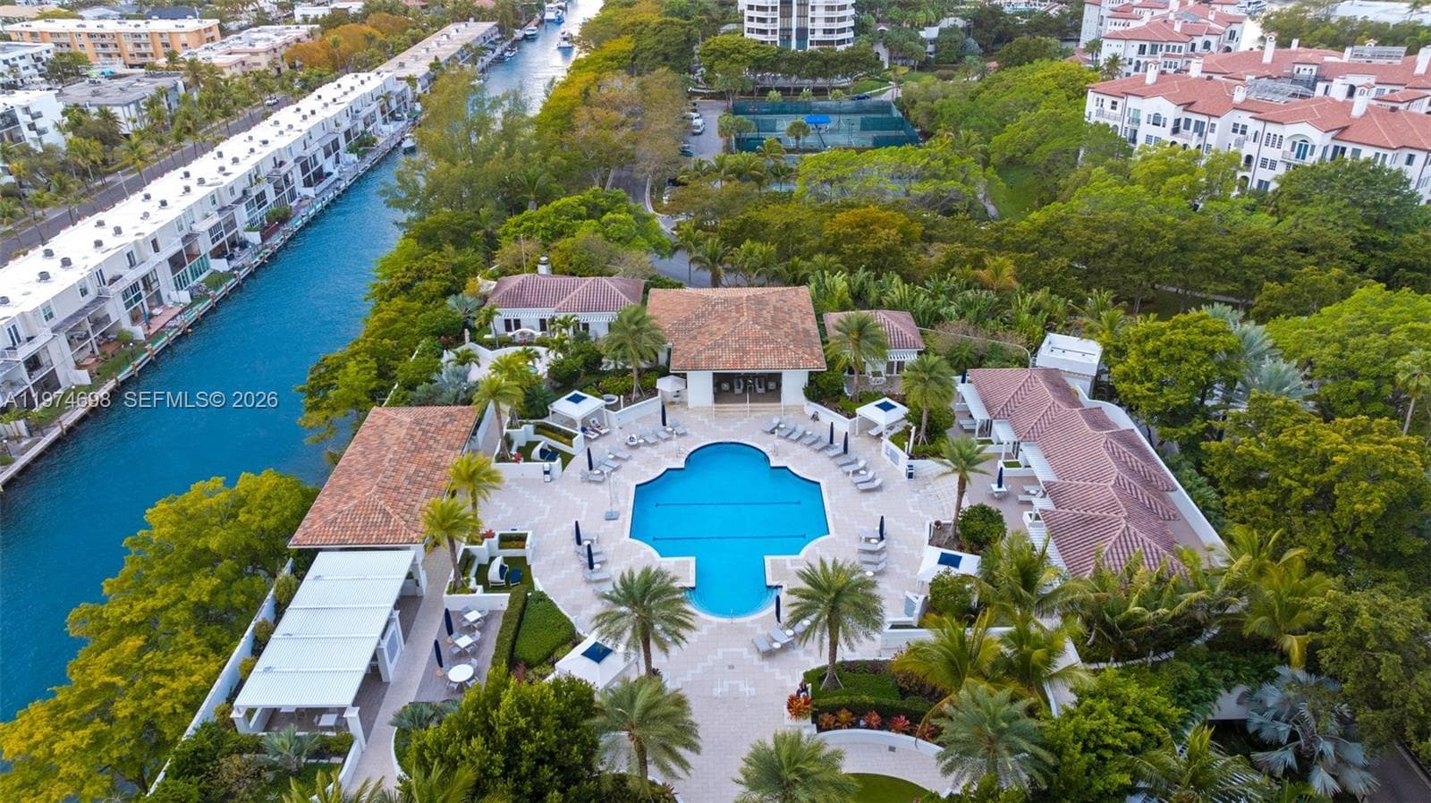 Residence du Cap community pool and lounge area