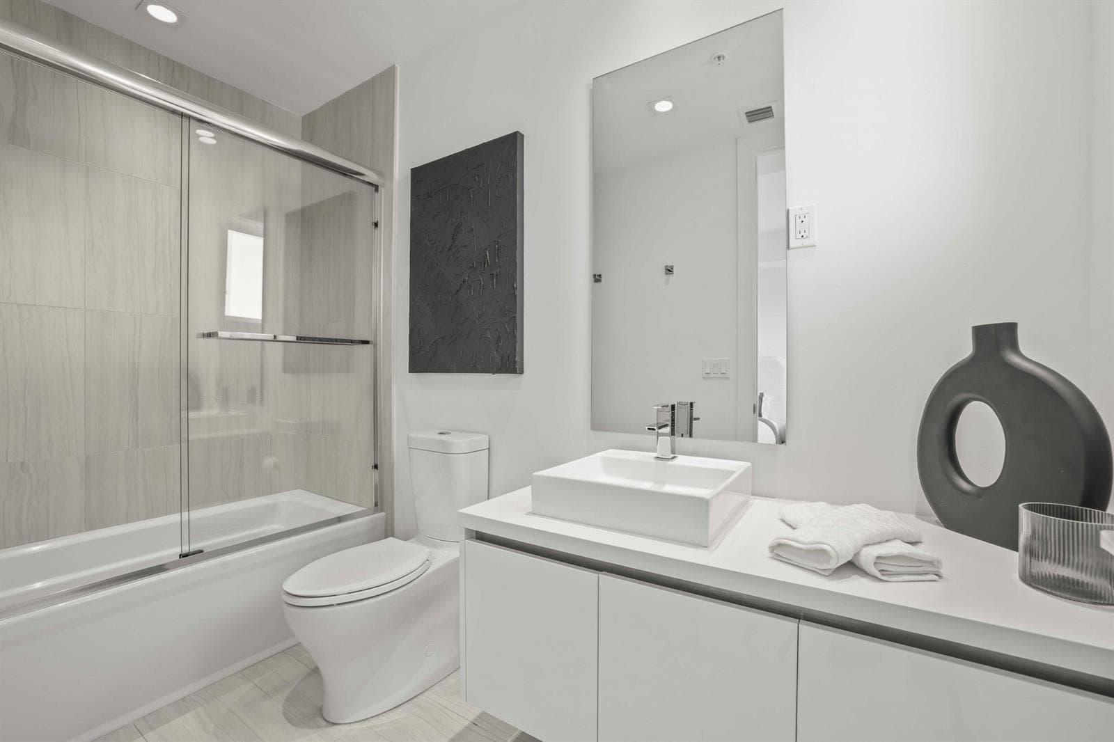 Unit 823 - 30 Bathroom 2