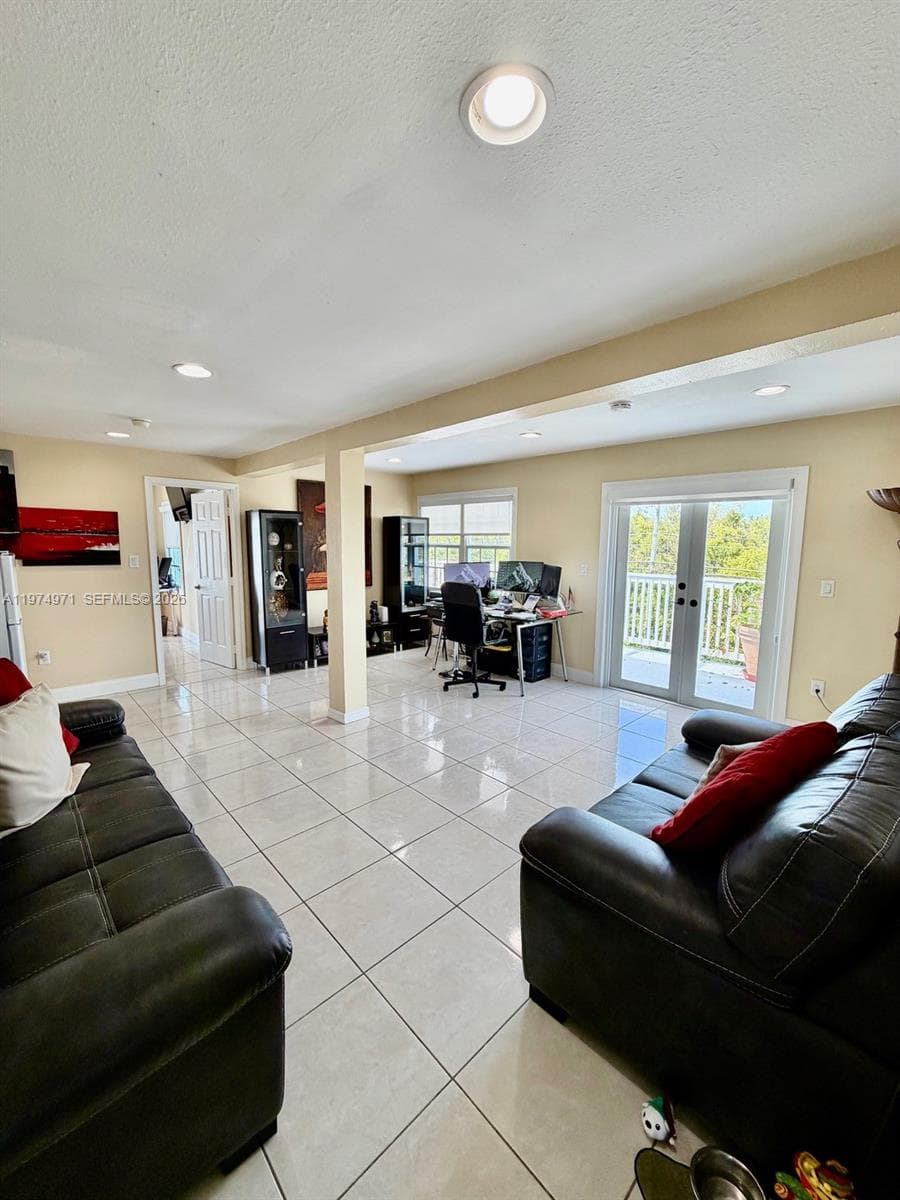 2nd floor Livingroom (view from one of the rooms entrance) with exit to terraza