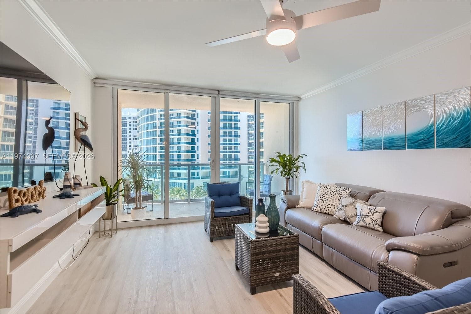 WAVE CONDO · #715 (AVAILABLE NOW) in Hollywood - Photo 2
