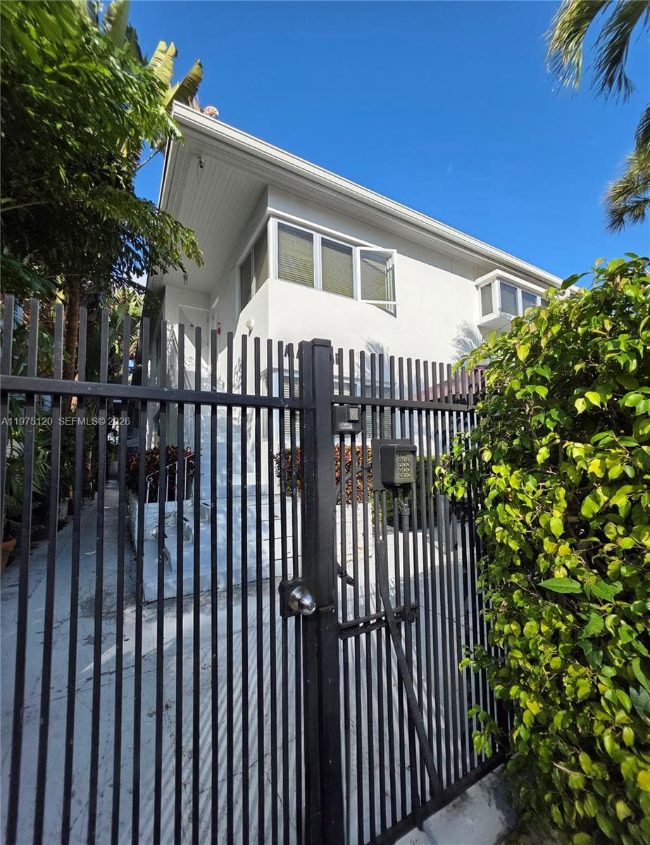 Gated Building