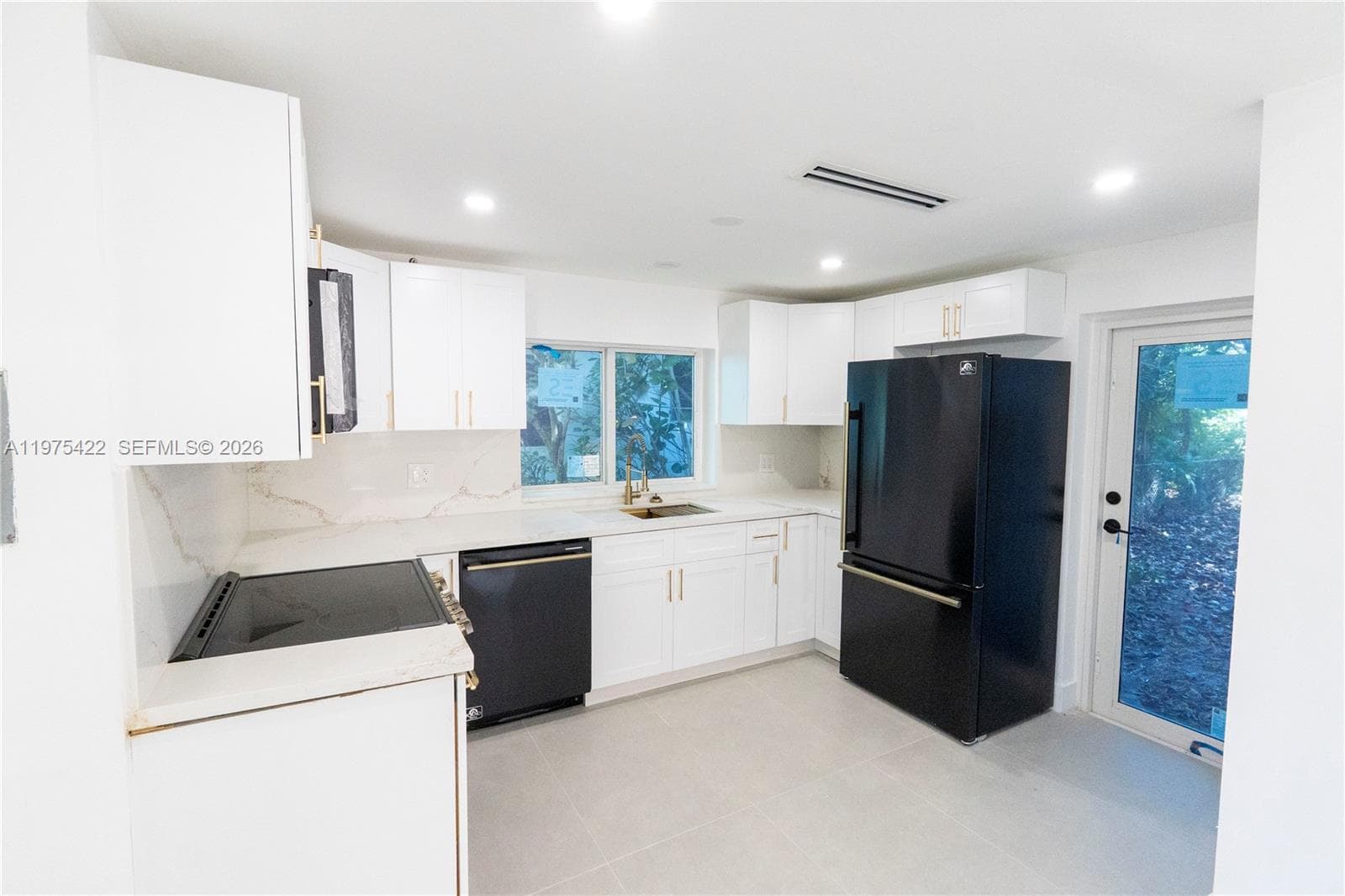 905 Tangier St photo 4
