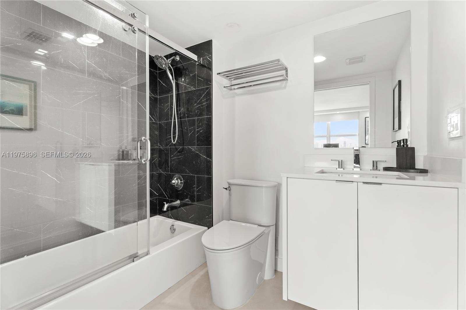 Ensuite Bathroom with Bathtub Shower