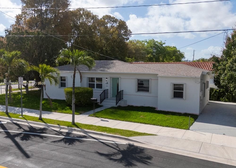 3200 SW 2nd St photo 2