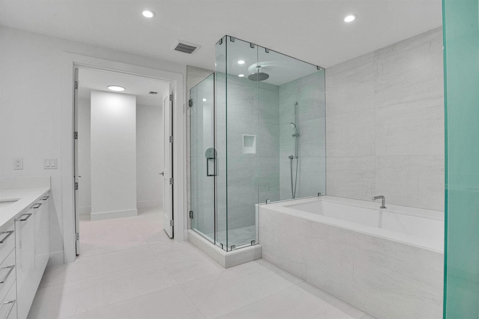 Owner's suite bath