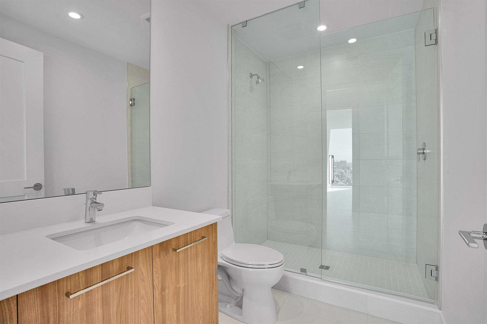 Hallway full bath