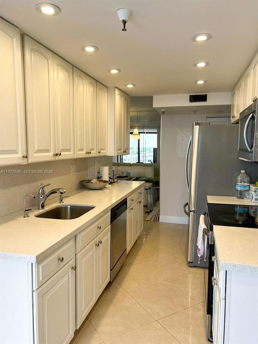 WINSTON TOWERS 700 CONDO · #902 in Sunny Isles Beach - Photo 4