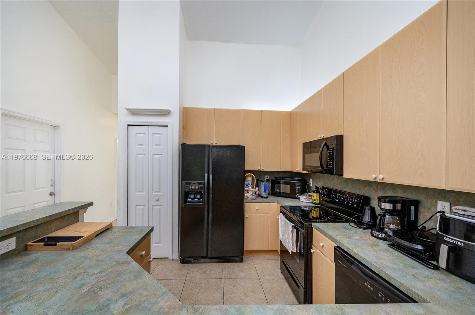 1212 NE 32nd Ter photo 17