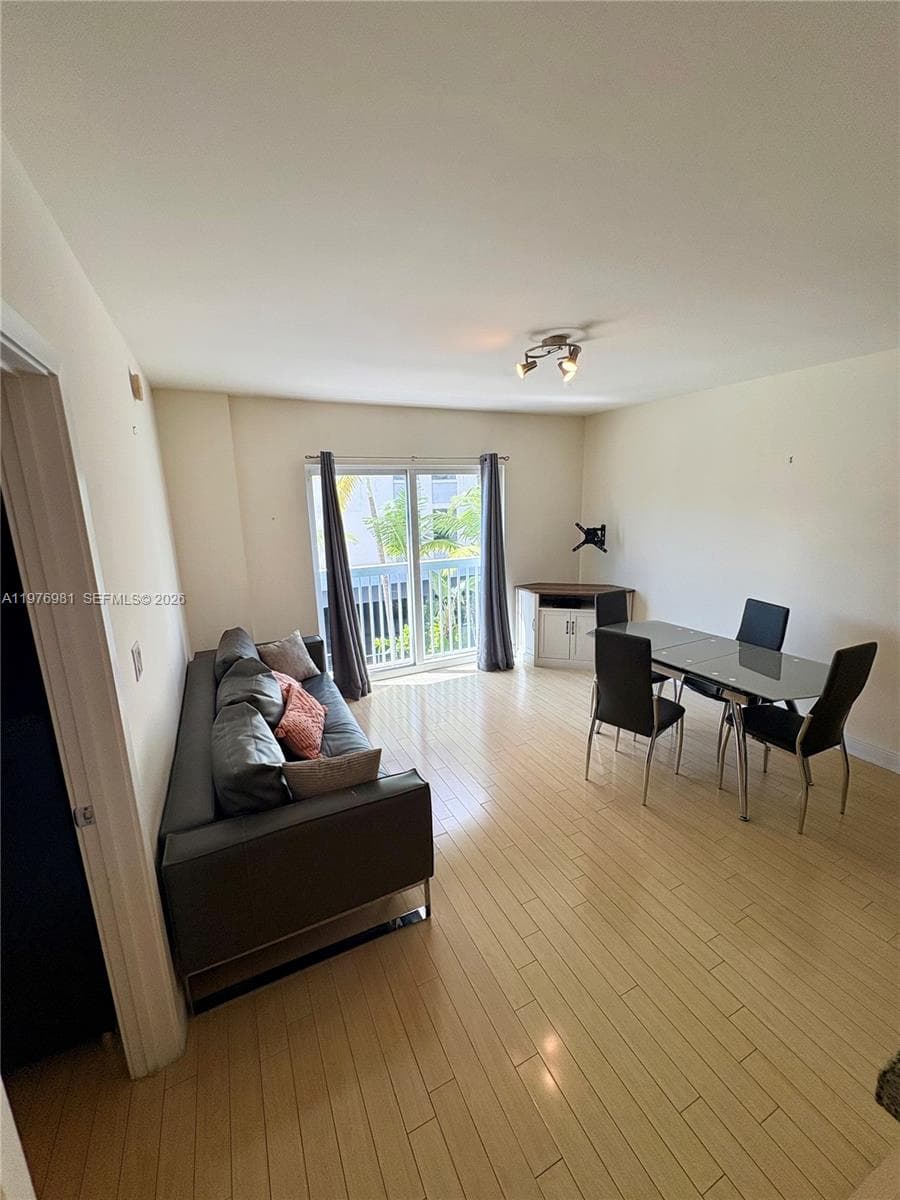 VILLAGGIO IN THE GROVE · #304 in Miami - Photo 4