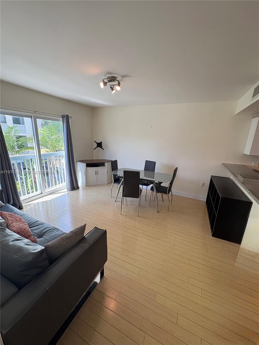 VILLAGGIO IN THE GROVE · #304 in Miami - Photo 8