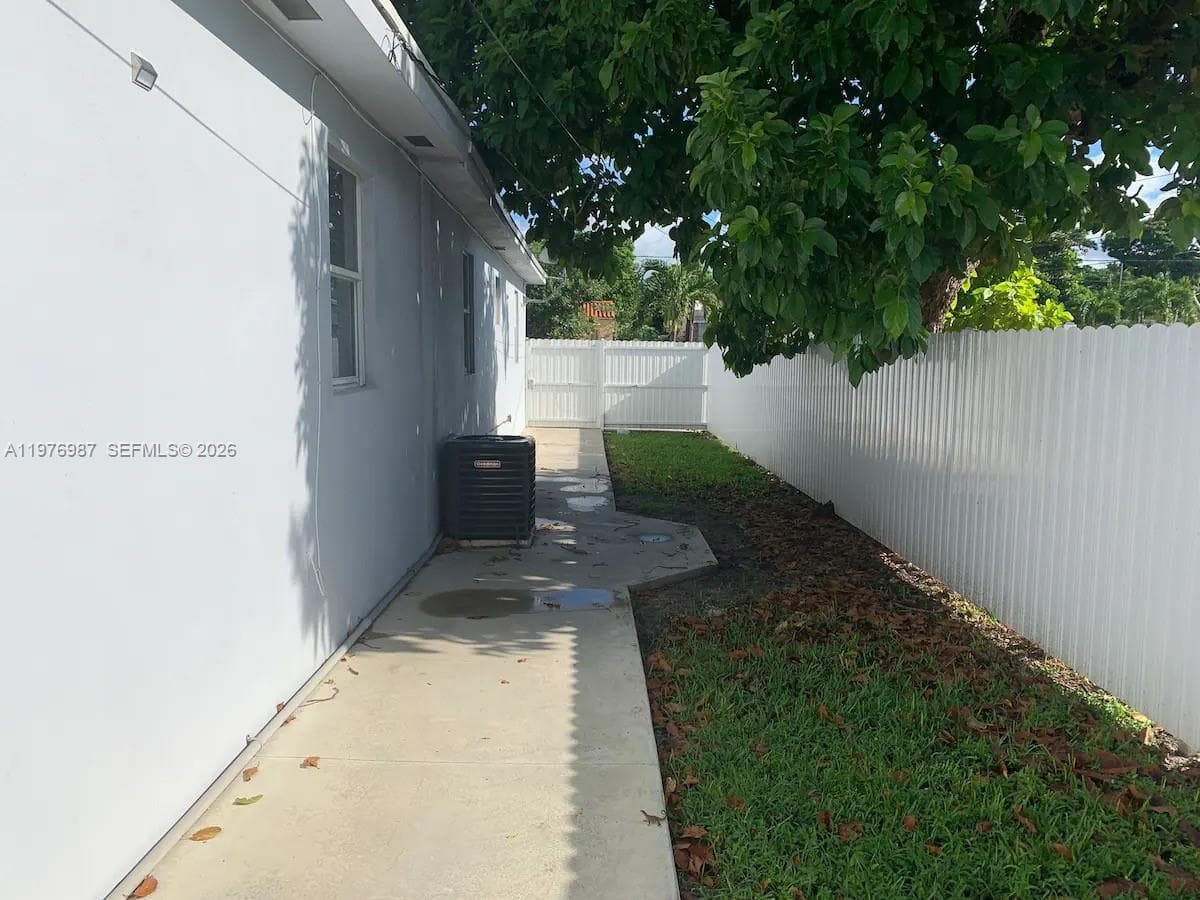 1762 NW 15th St photo 22