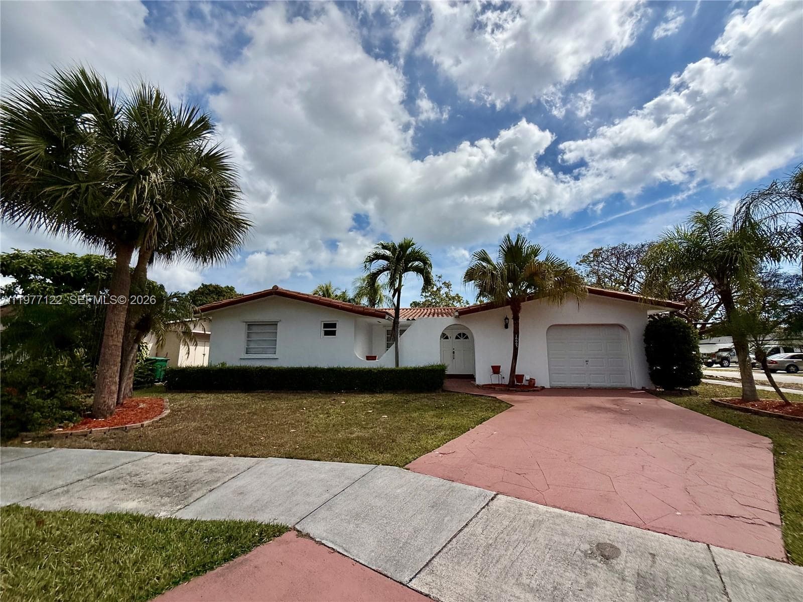 Well maintained front of home with long driveway