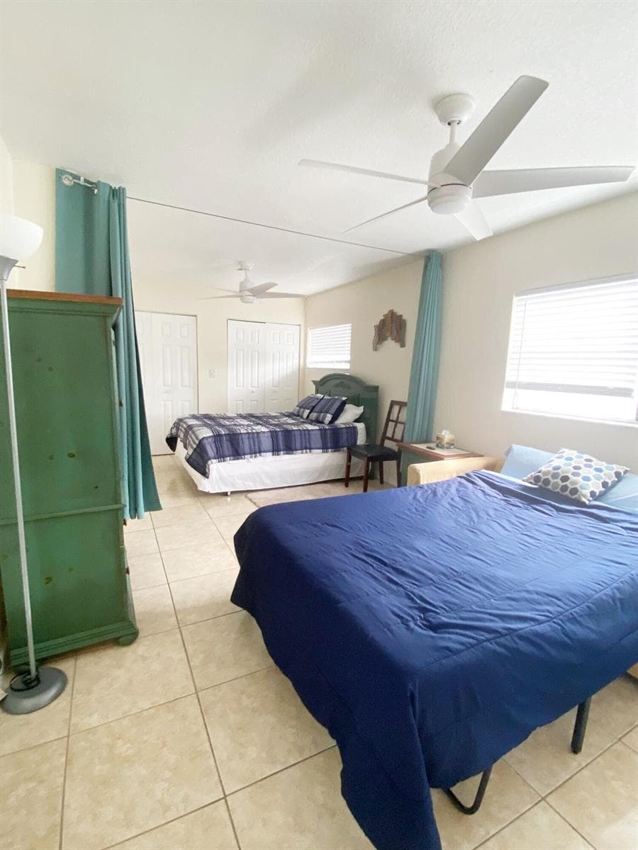 6) Split bedroom