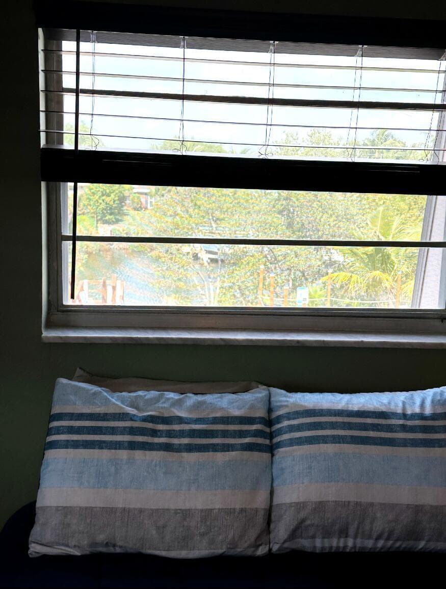 10) Main Bed Window