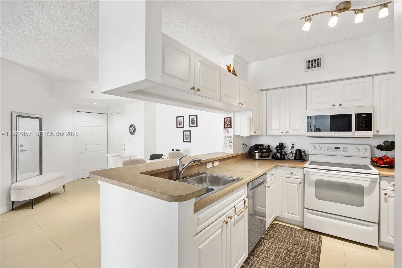 Porto Bellagio · #1810 in Sunny Isles Beach - Photo 9