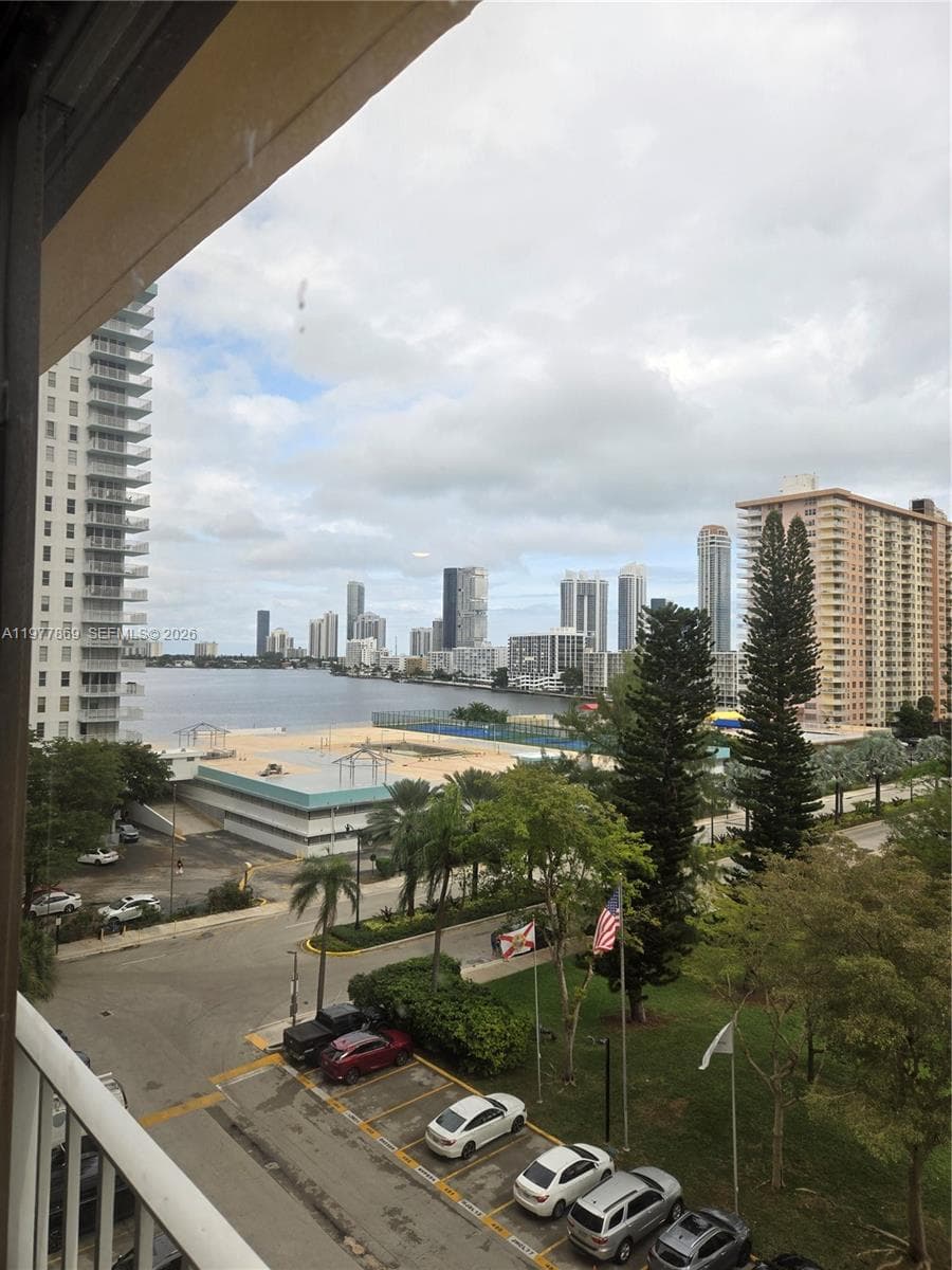 WINSTON TOWERS 700 CONDO · #815 in Sunny Isles Beach - Photo 3