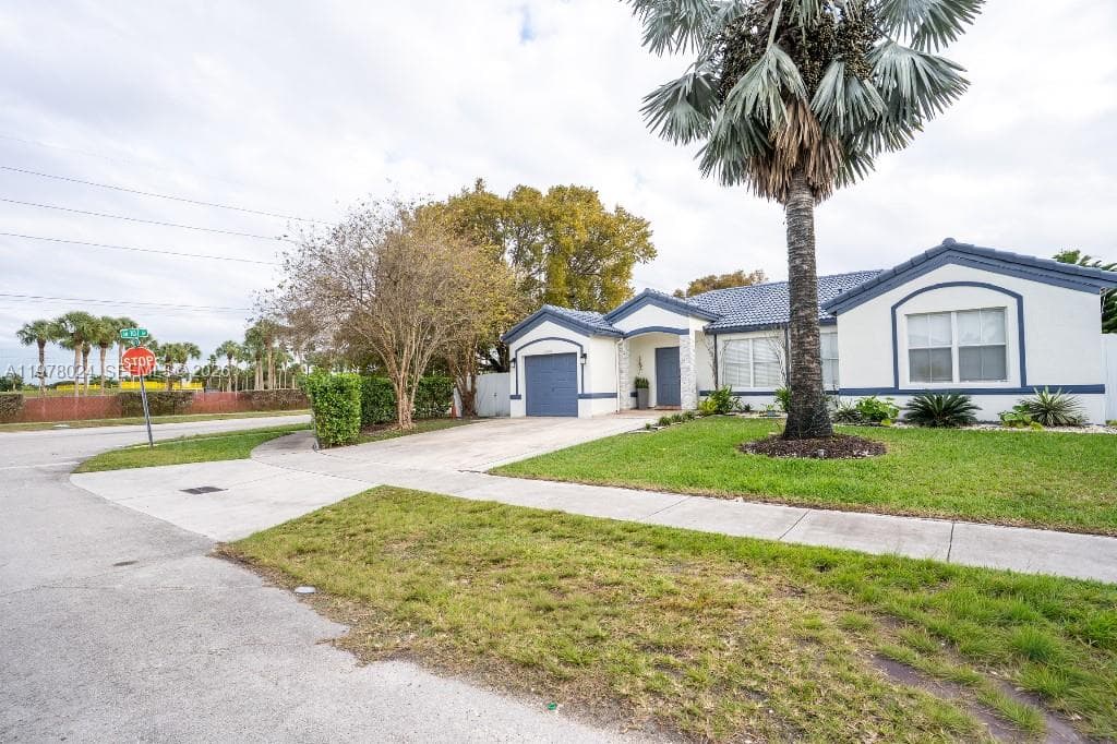 10704 SW 167th St photo 3