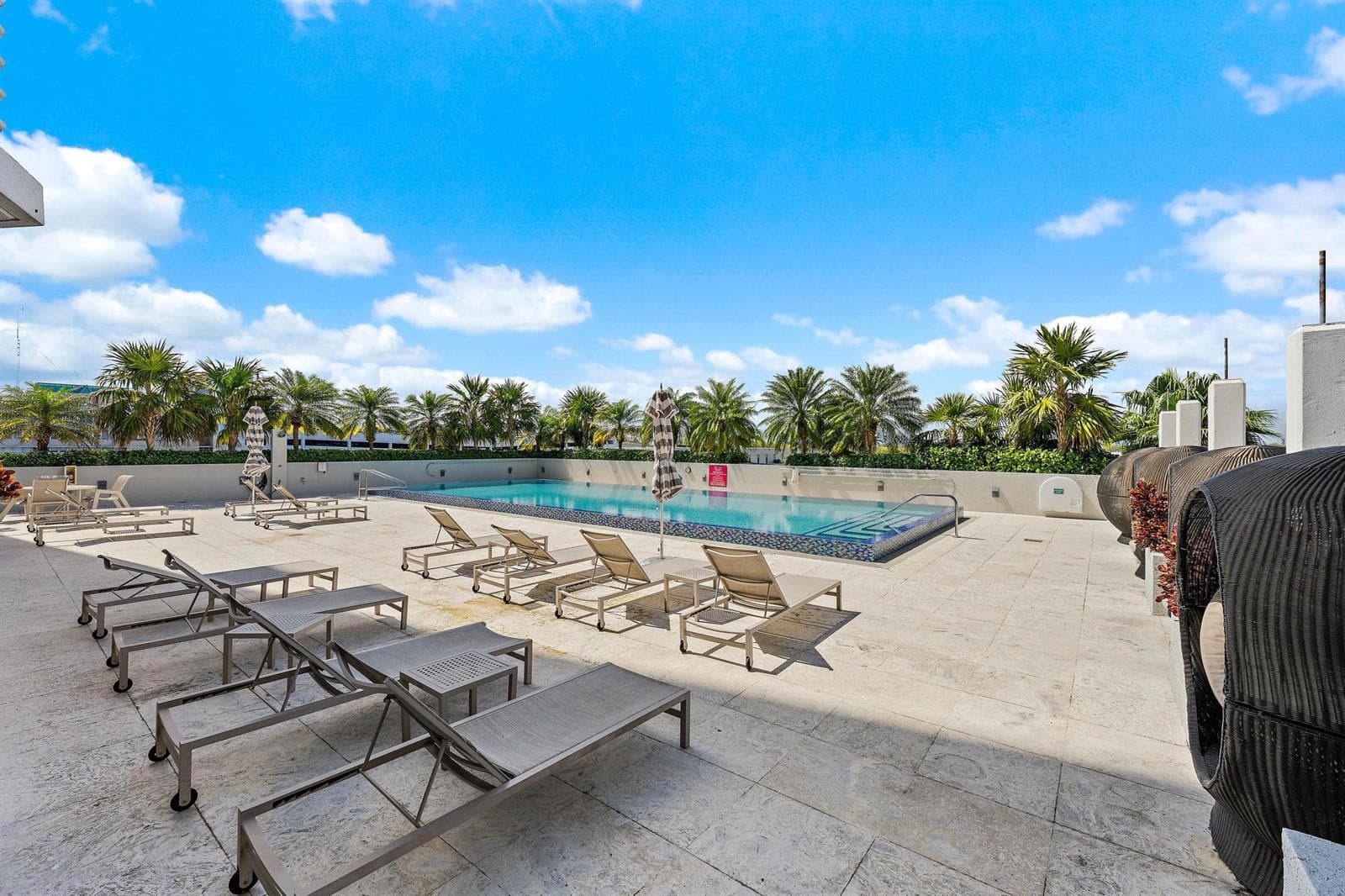 1515 N Flagler Dr ph l7-18