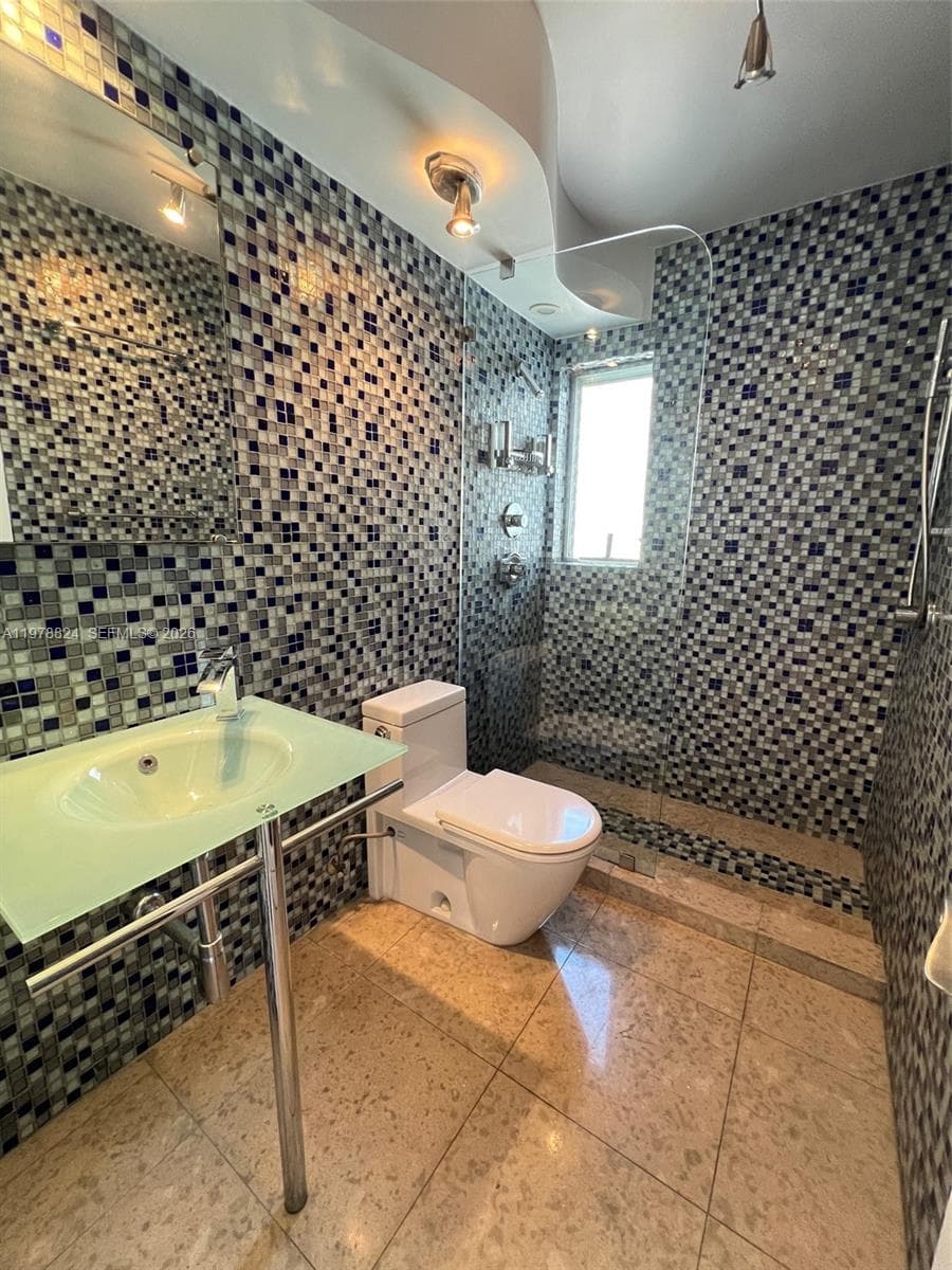 Golden House Condo · #705 in Miami Beach - Photo 2