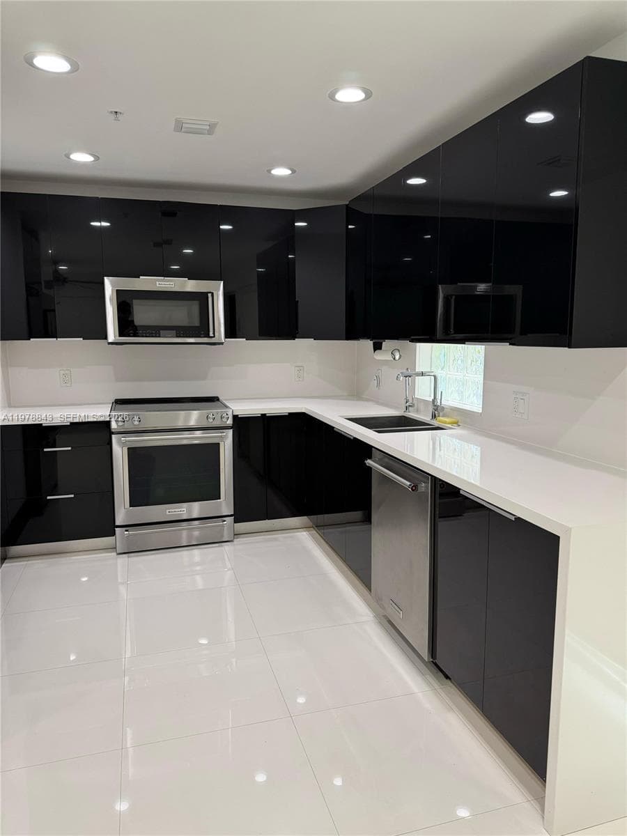 THE GROVE CLUB CONDO · #14 in Miami - Photo 8
