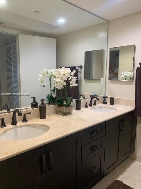 Master bathroom w/ dual sinks