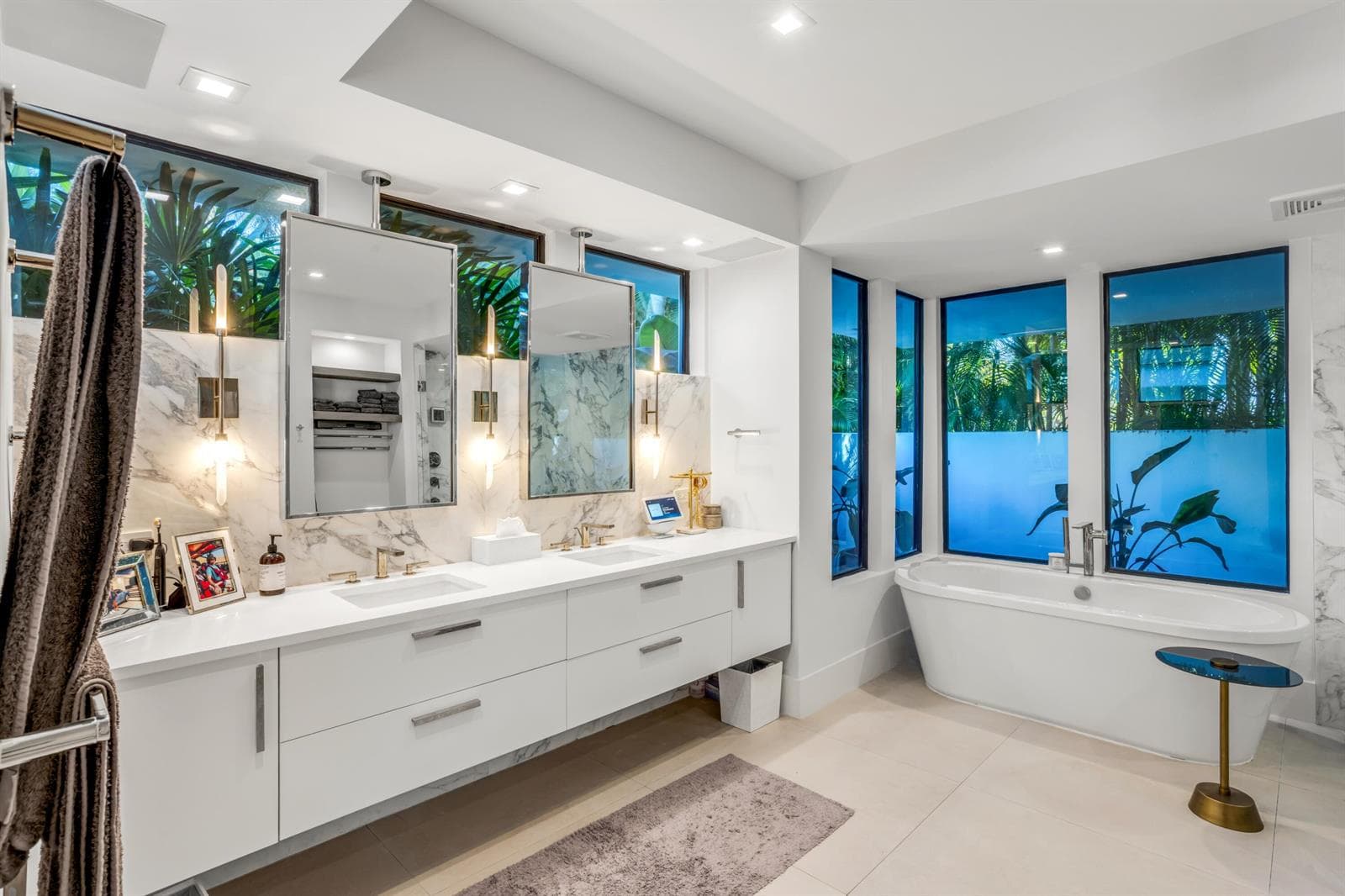 mls_PRIMARY_BATHROOM_ANGLE_EB