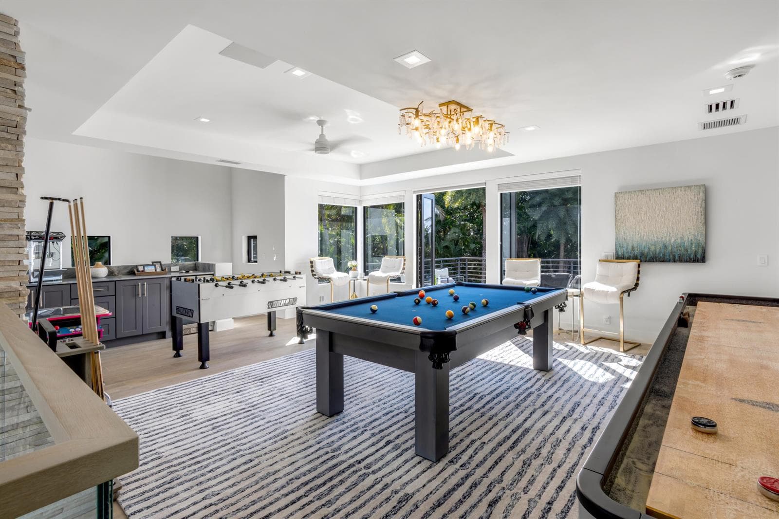 mls_CLUBROOM_ANGLE_EB