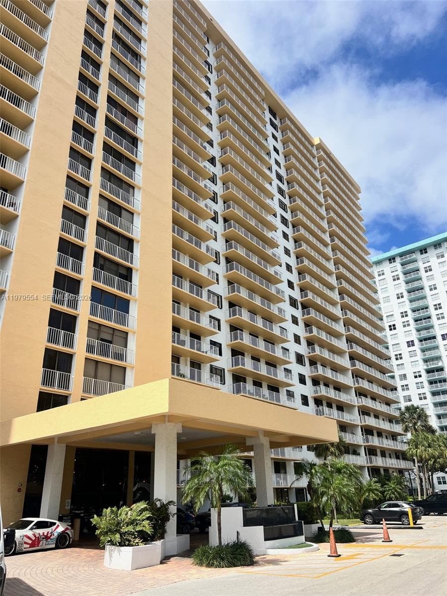 WINSTON TOWERS 700 CONDO · #1611 in Sunny Isles Beach - Photo 1