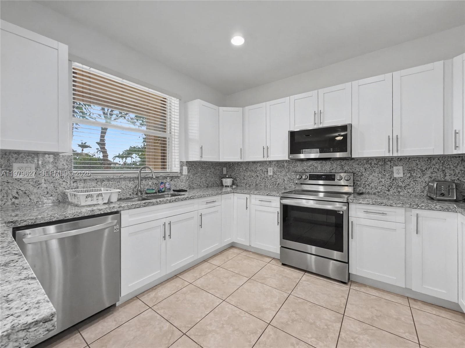 363 NE 25th Ter photo 22