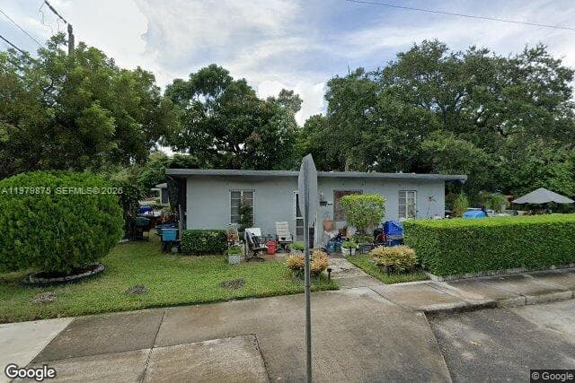 3490 Plaza St photo 1