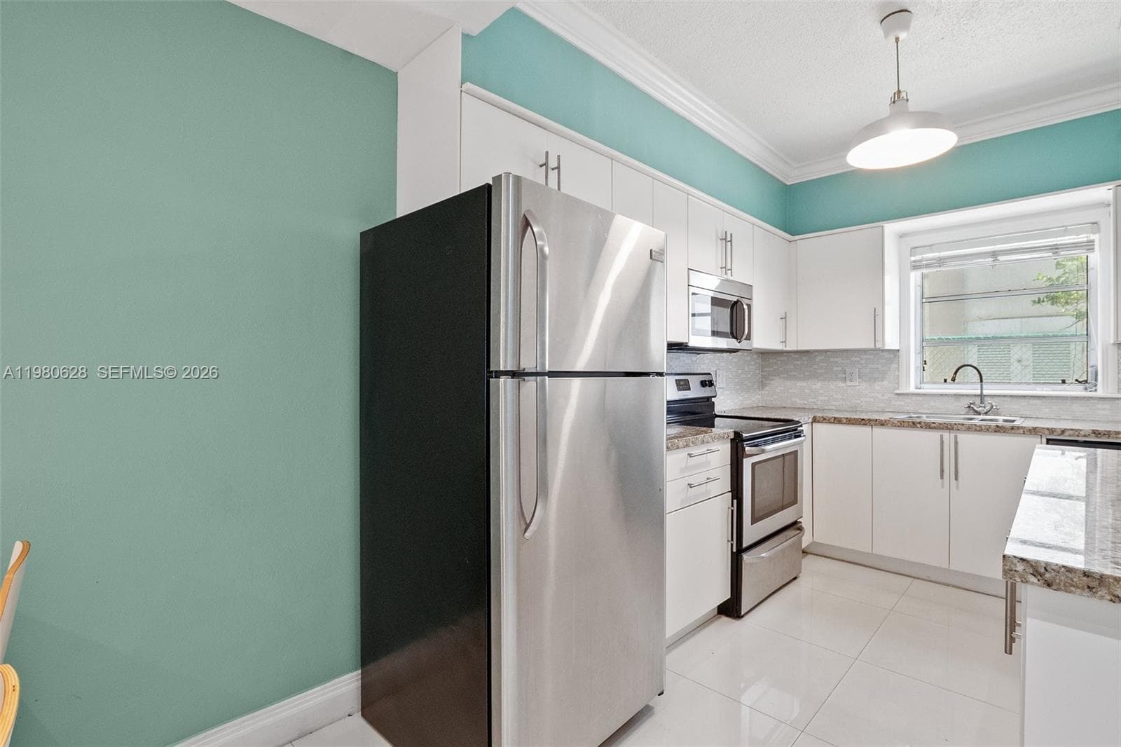 Unit is unfurnished. The furniture seen on pictures are from a previous tenant