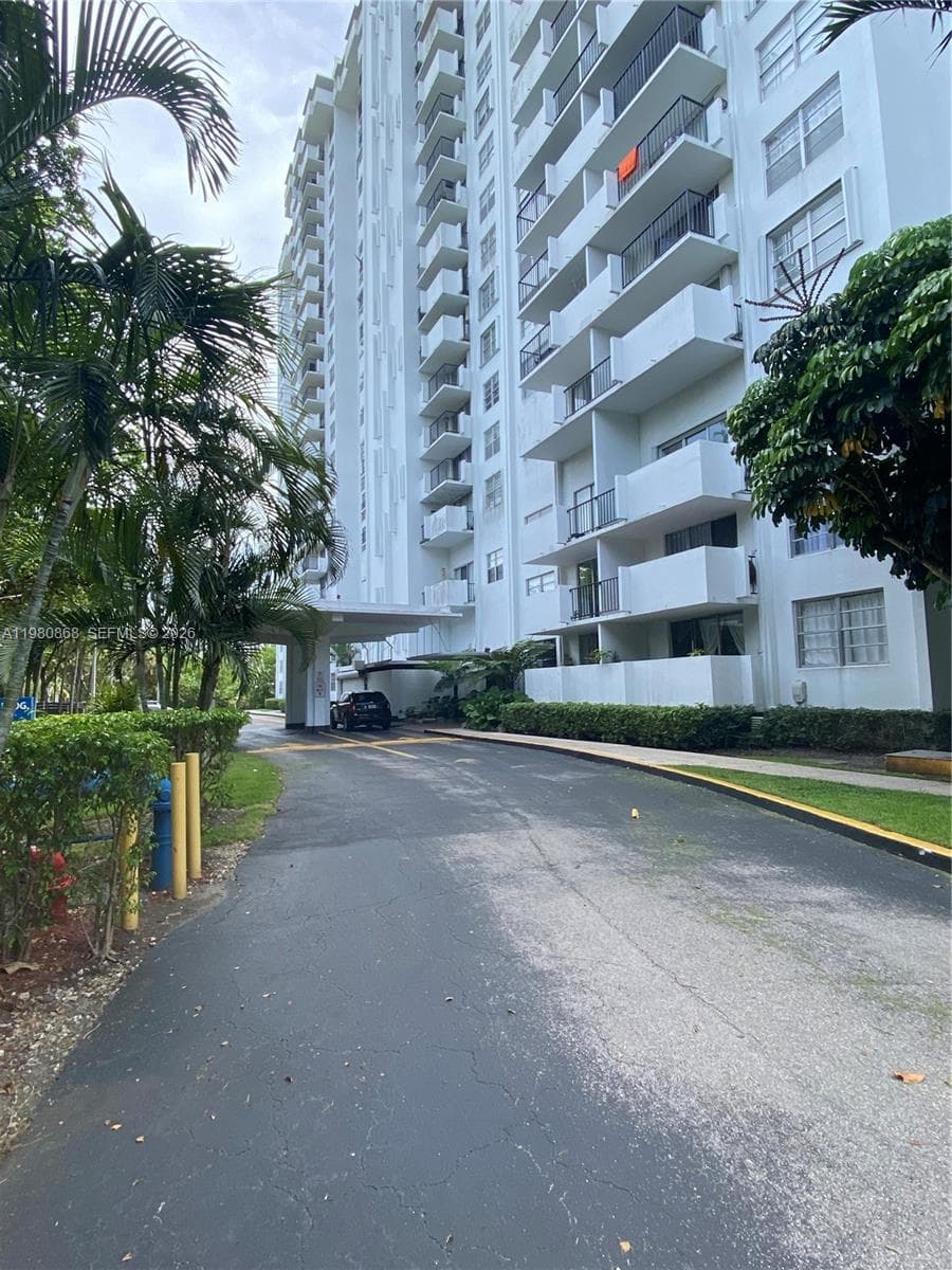 COMMODORE PLAZA CONDO · #909 in Aventura - Photo 15