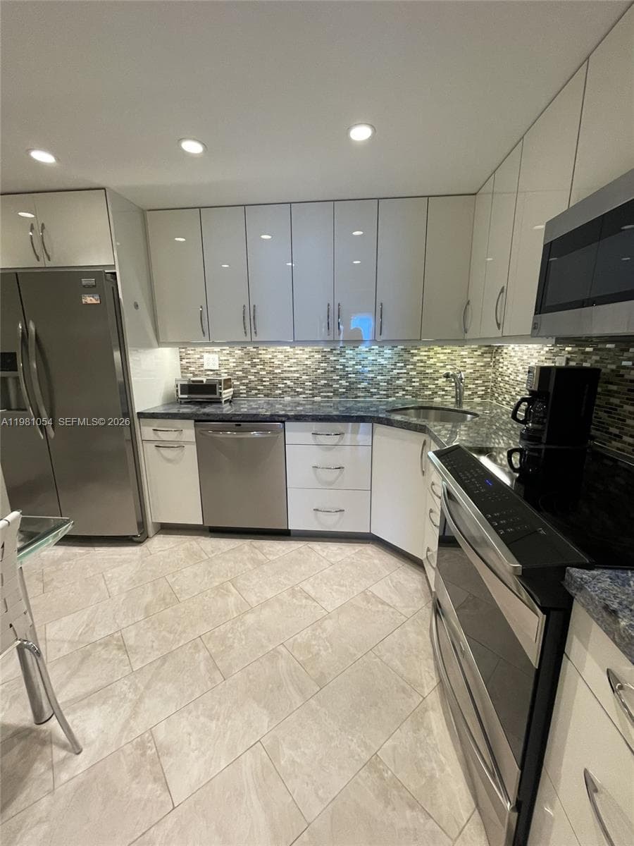 TRAFALGAR TOWERS · #402 in Hollywood - Photo 3