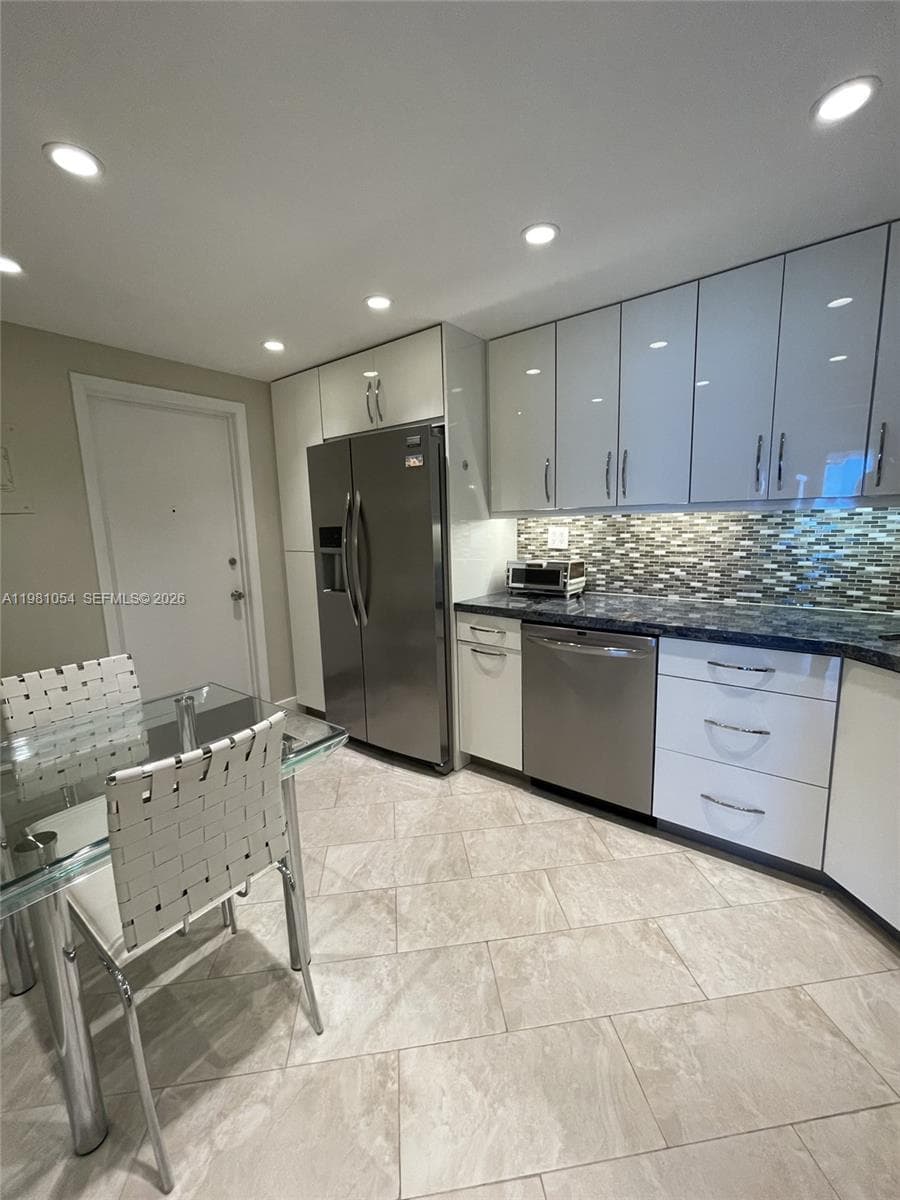 TRAFALGAR TOWERS · #402 in Hollywood - Photo 4