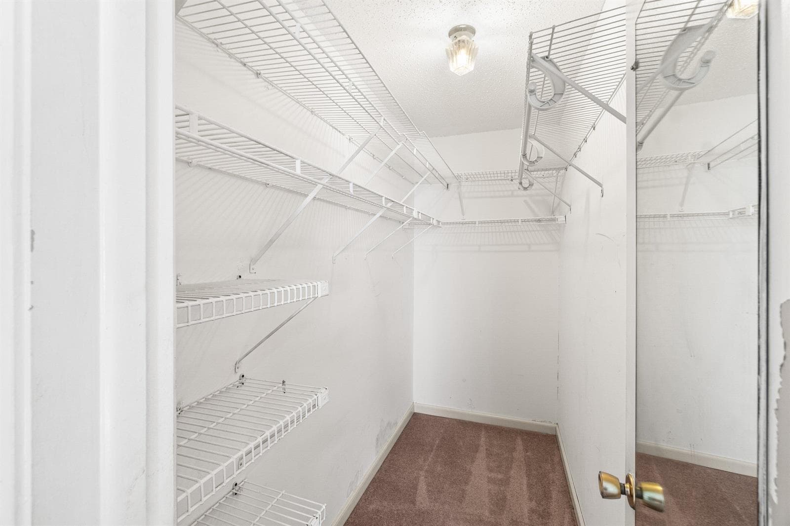 Bedroom.1.Walk.In.Closet.025-1020SilkOak