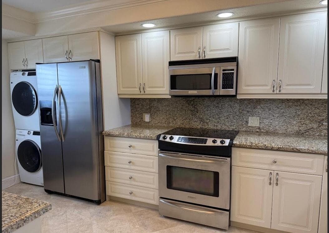 Kitchen and washer/dryer
