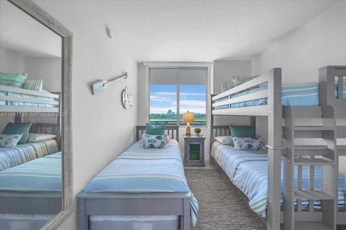 2nd bedroom- also with blinds and blackout