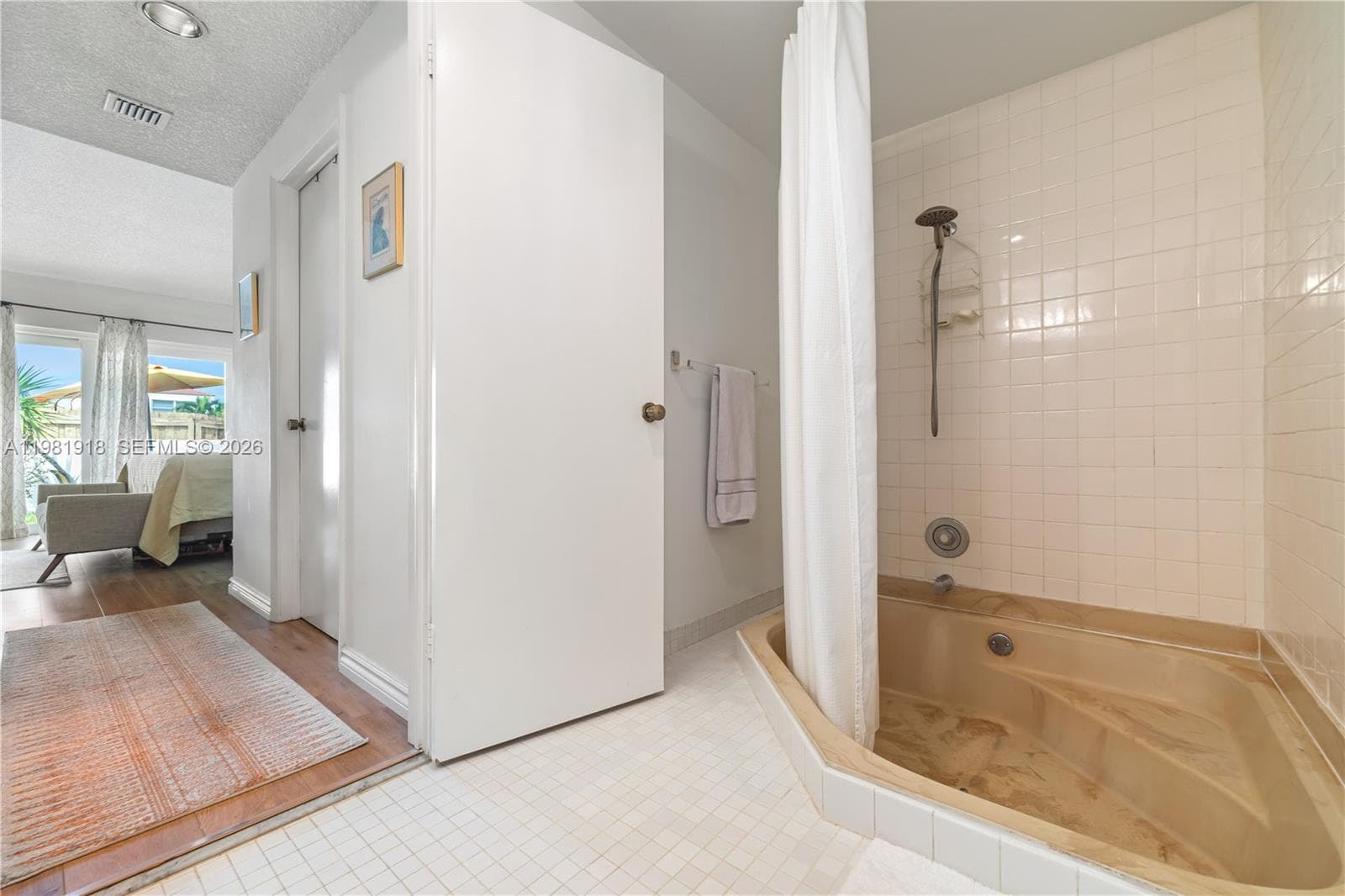 Shower/tub