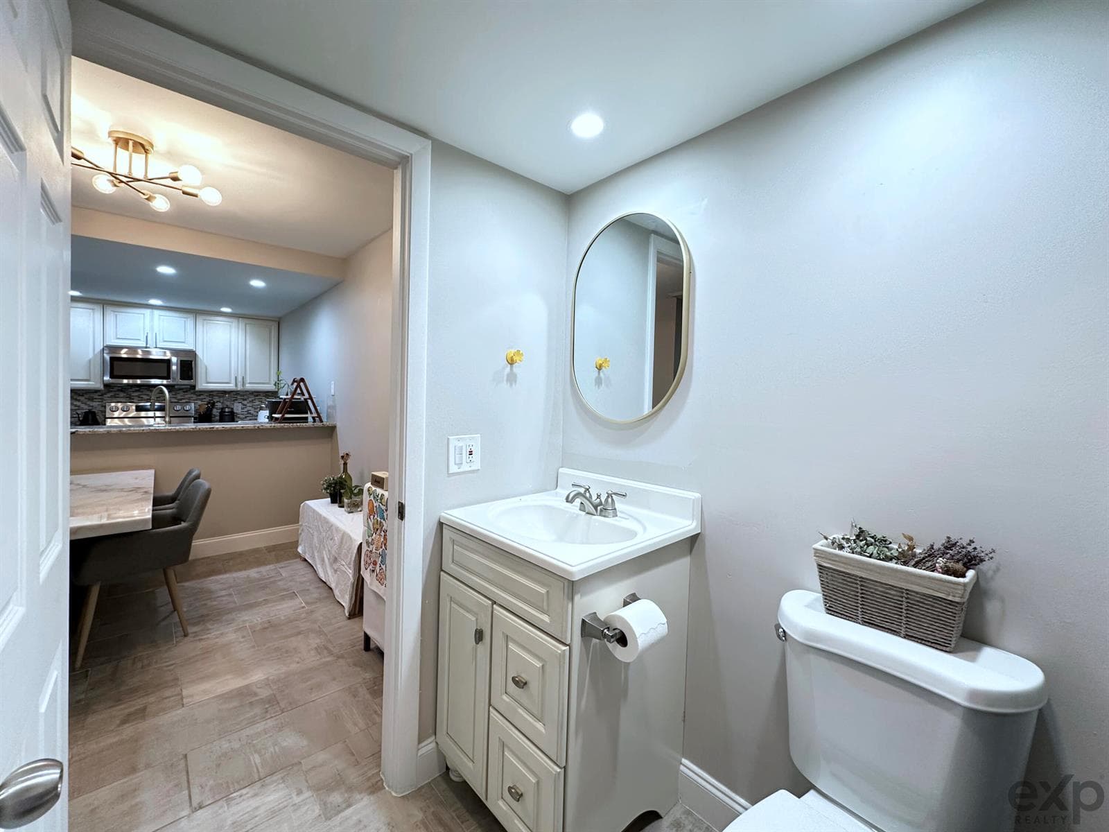 1stFloorBathroom2