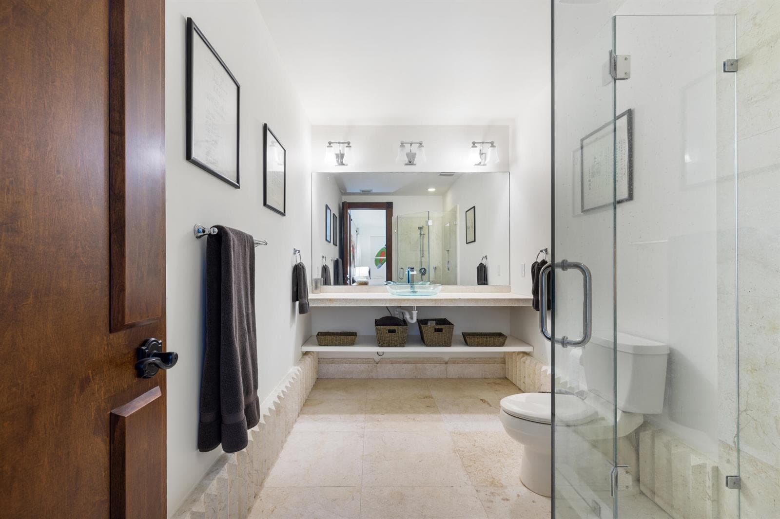 Ensuite for guest room 1