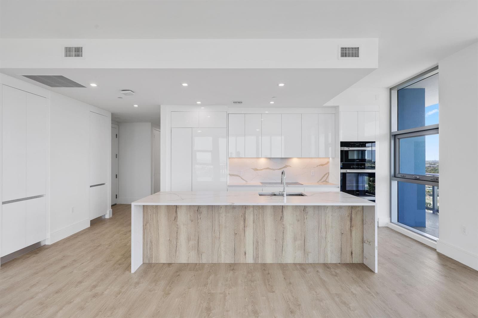 220 Lake Shore Drive - 9.jpg-FULL