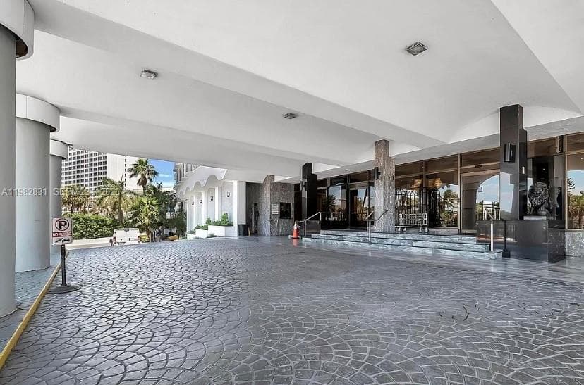 THE CARRIAGE HOUSE · #411 in Miami Beach - Photo 33